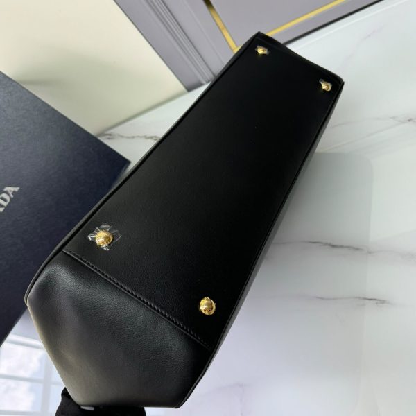 Prada Large leather tote bag with zipper closure(high-end grade) - Image 5