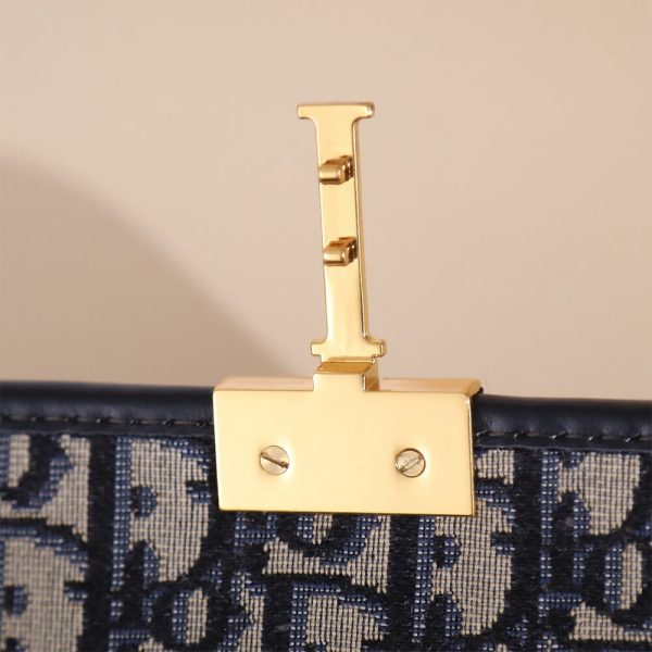 Dior 30 Montaigne East-West Bag with Chain - Image 6