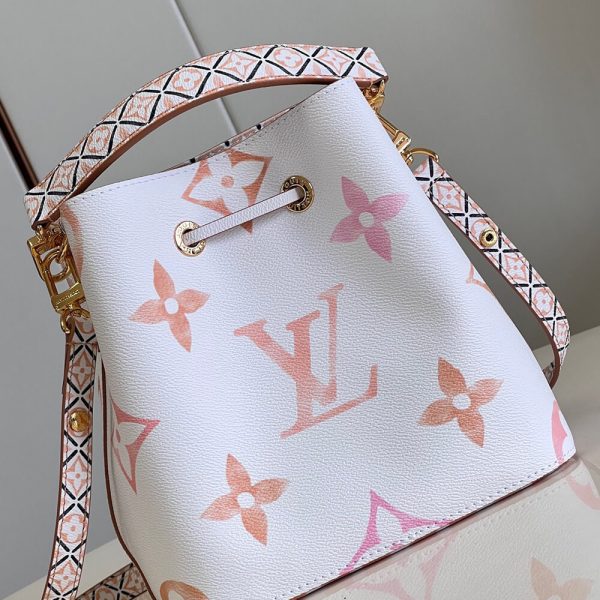 LV By the Pool NEONOE BB - Image 5