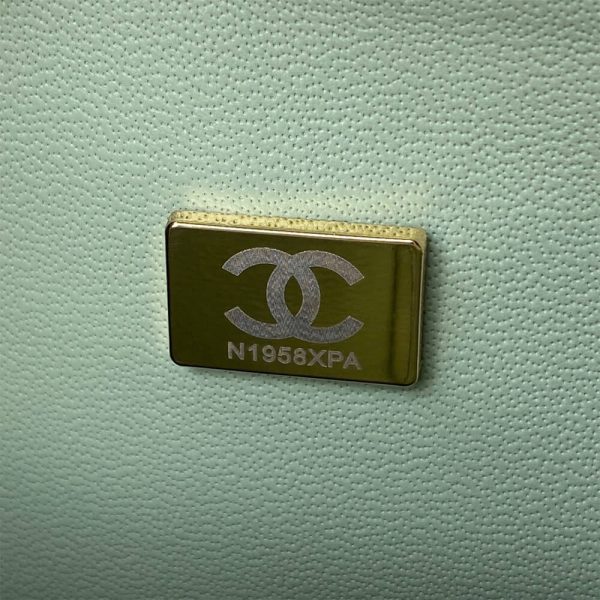 CHANEL Classic Flap Medium Gold hardware - Image 7