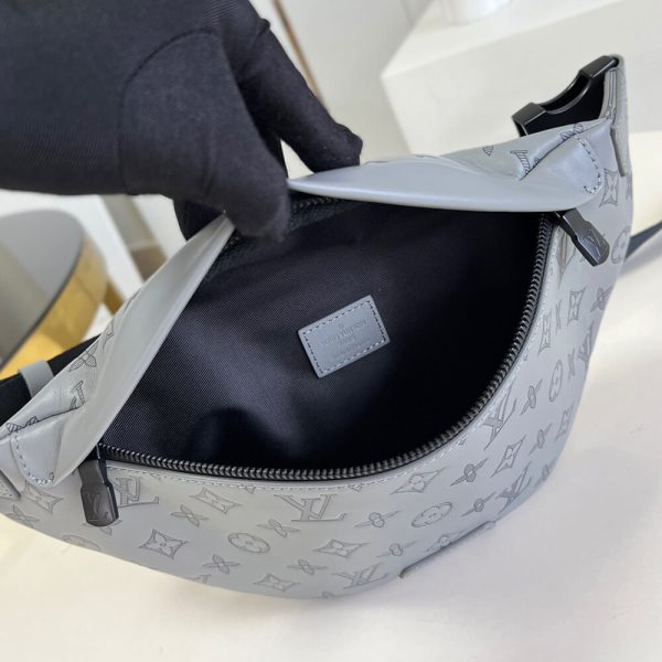 LV Discovery Bumbag - Image 8
